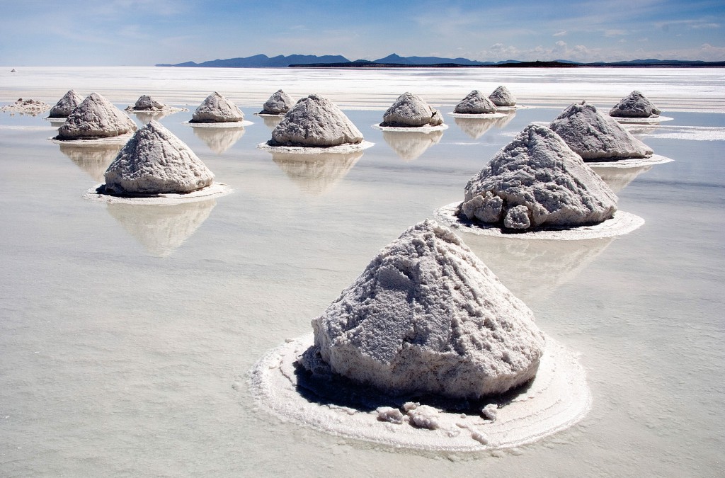 Piles of Salt Salar de Uyuni Bolivia Luca Galuzzi 2006 a 1024x675 :    